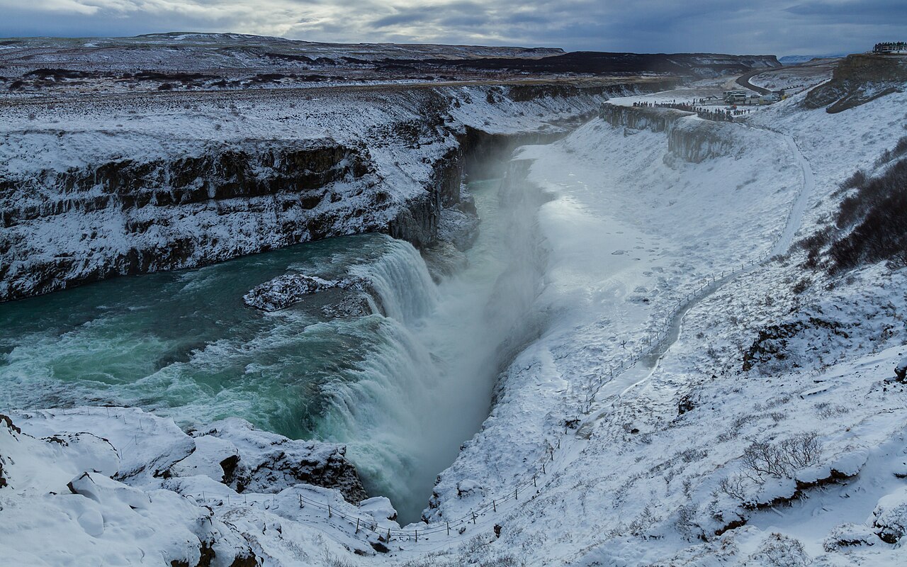 Gullfoss mit Wasser und winterlichen Ufern