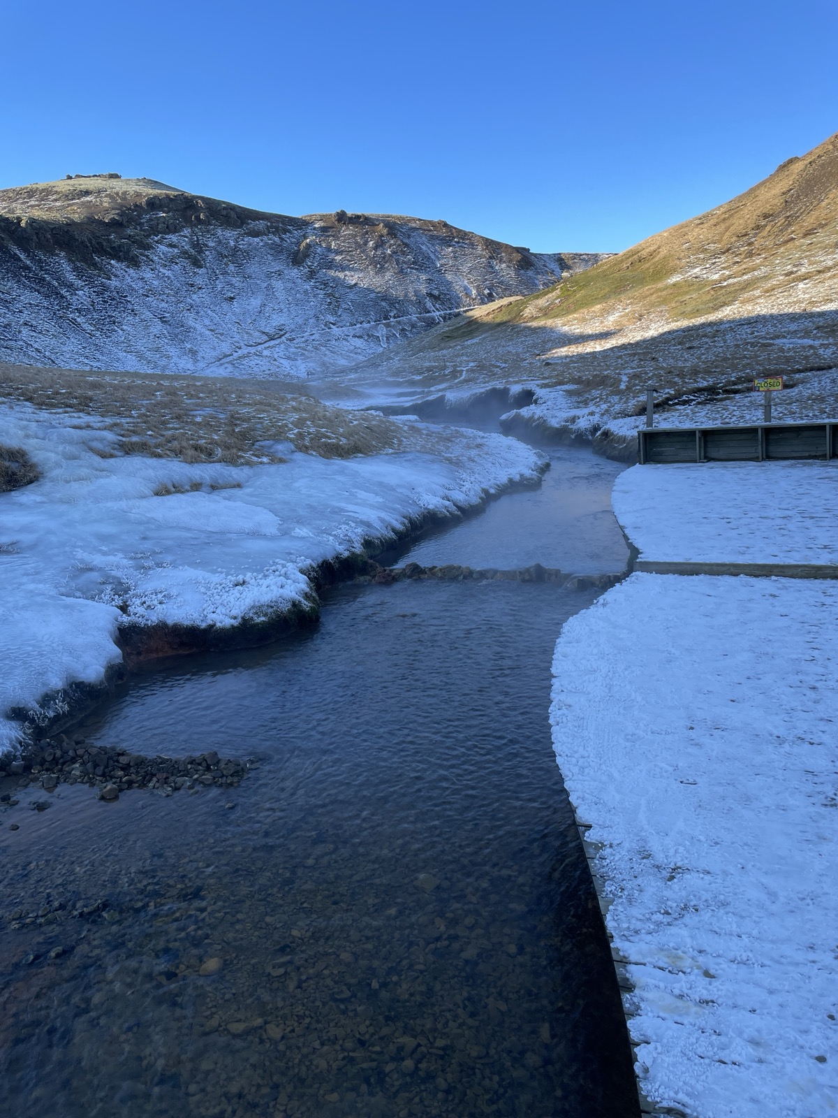 Der warme Fluss im Reykjadalur-Tal
