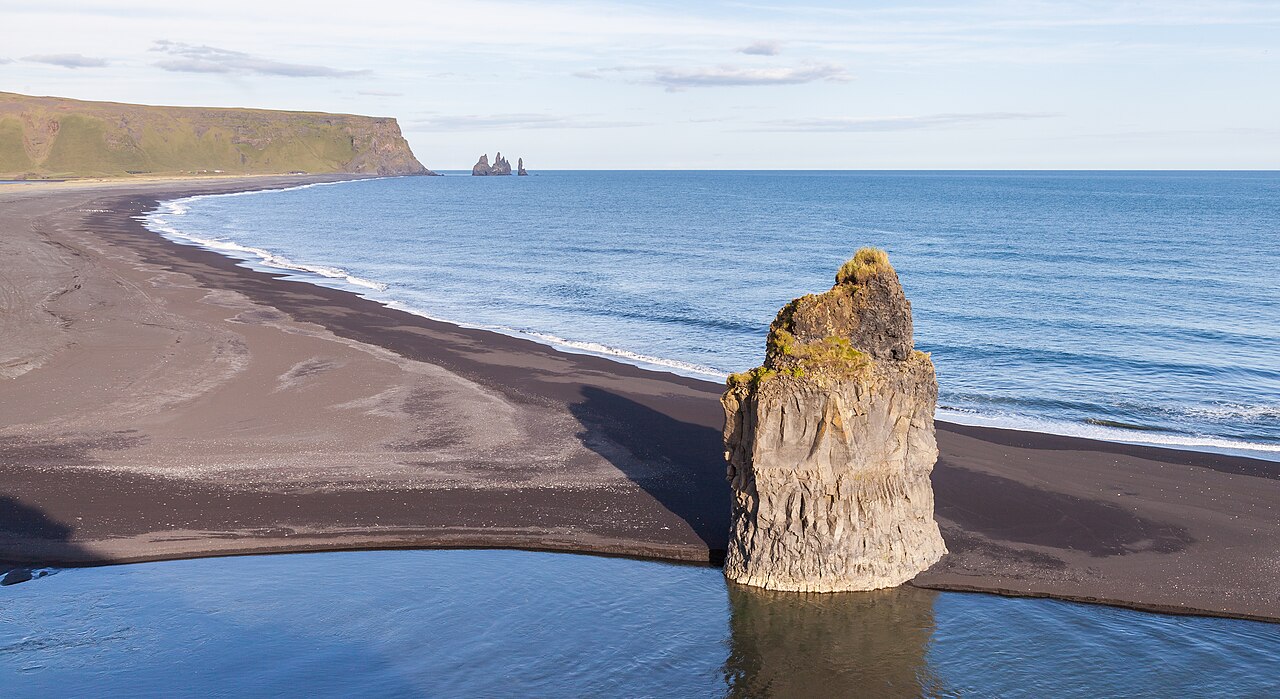 Basaltsäulen und schwarzer Sand am Reynisfjara-Strand